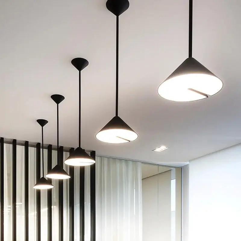 Suspension luminaire design noir forme conique élégante