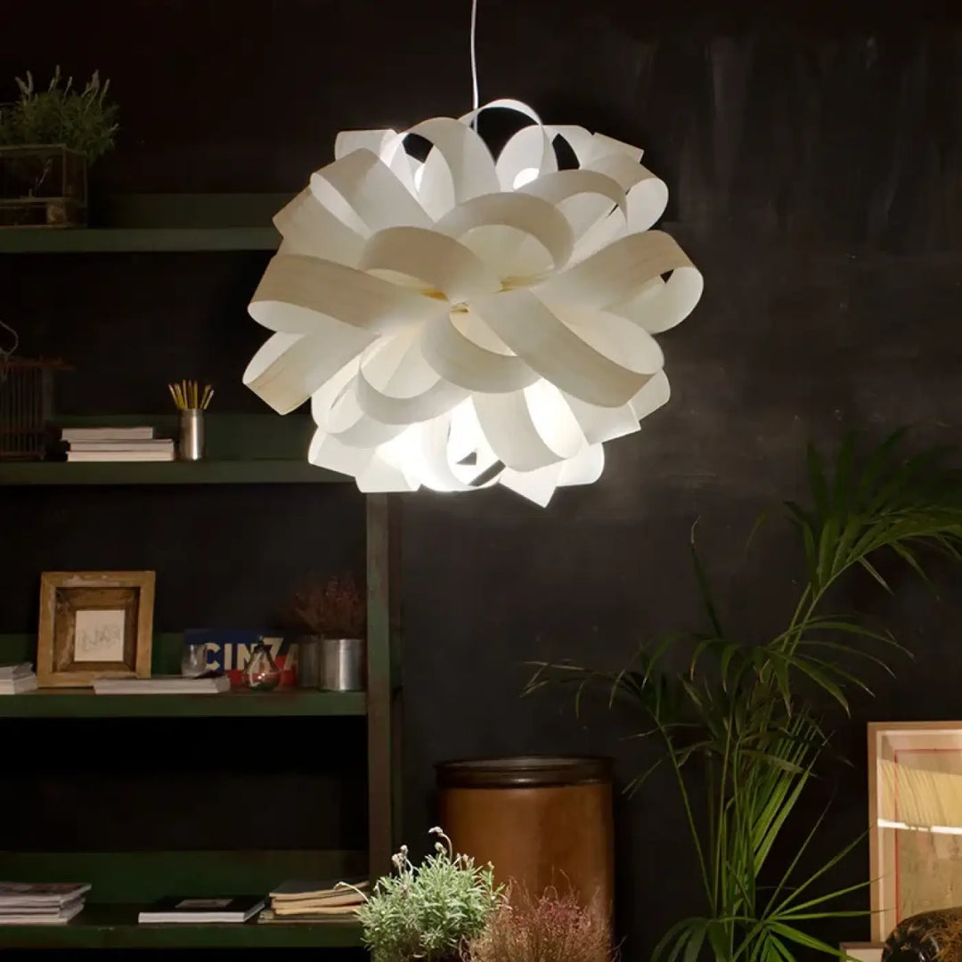 Suspension luminaire design organique en rubans de bois naturel