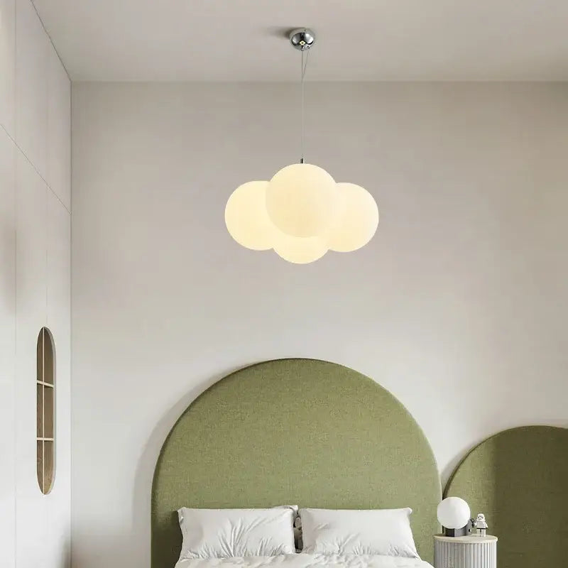 Suspension luminaire design en pe blanc et métal