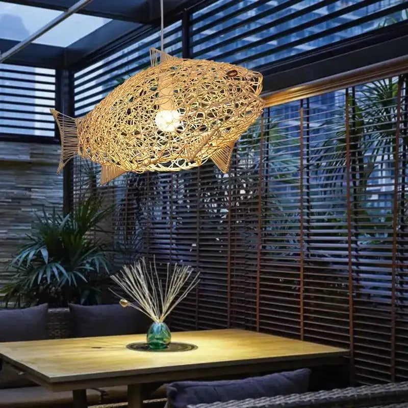 Suspension luminaire design poisson en osier naturel chic