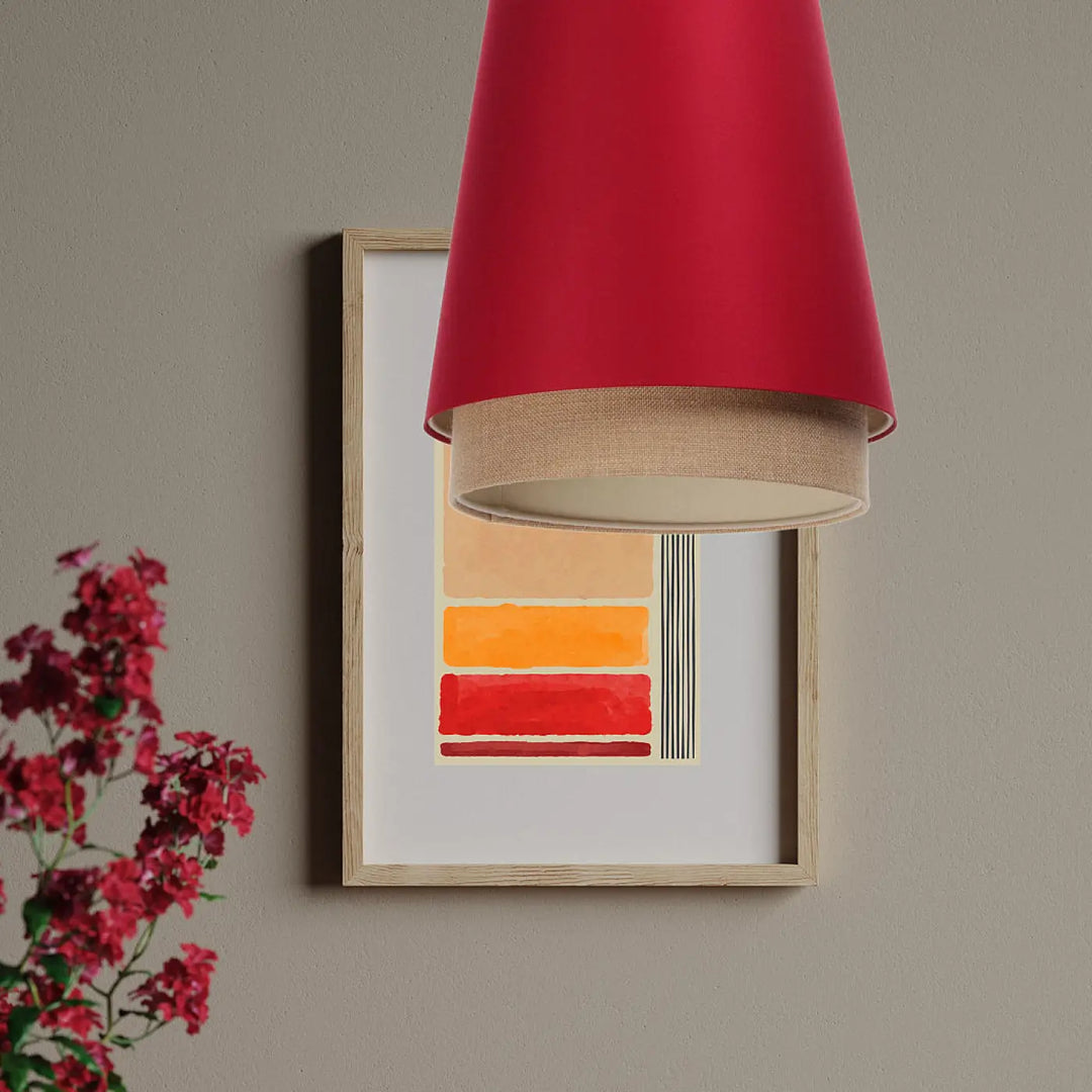 Suspension luminaire sensei design rouge avec abat-jour conique rouge et doublure beige texturée