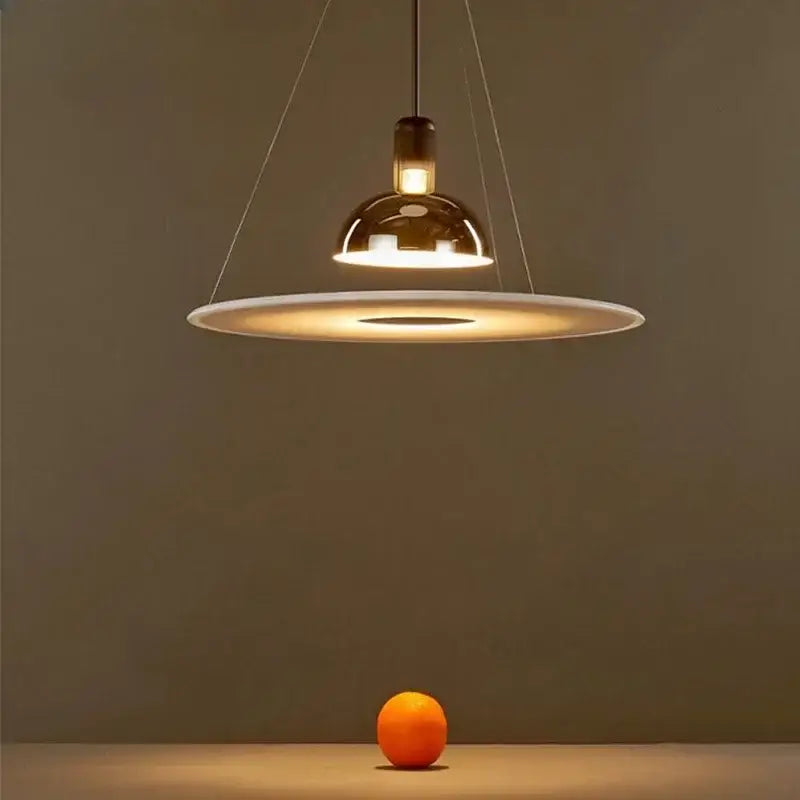 Suspension luminaire design rouge et blanc et argent style graphique

