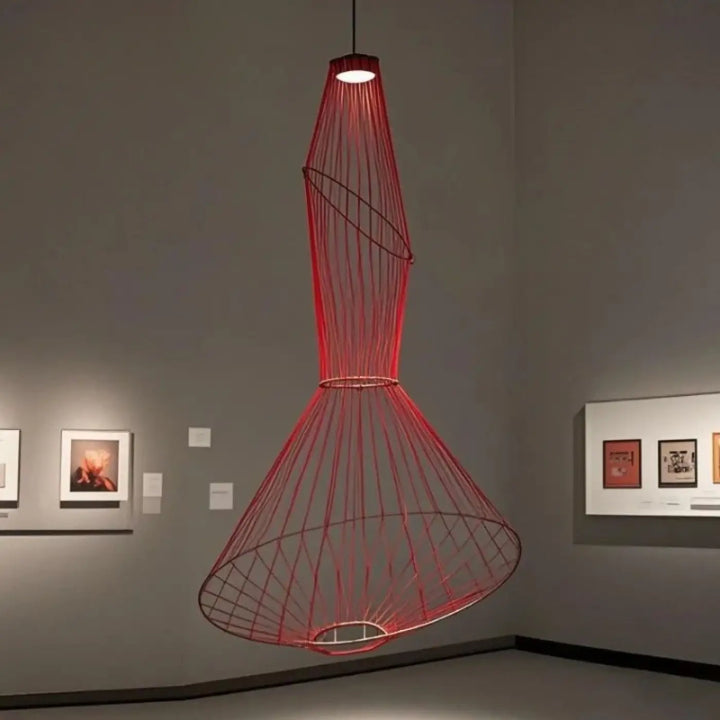 Suspension luminaire aloka rouge en fil métallique conique avec un jeu dombres sculptural design moderne