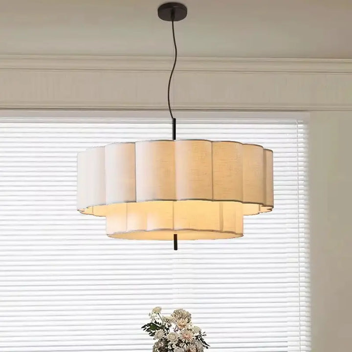 Suspension luminaire design en tissu plissé blanc élégant