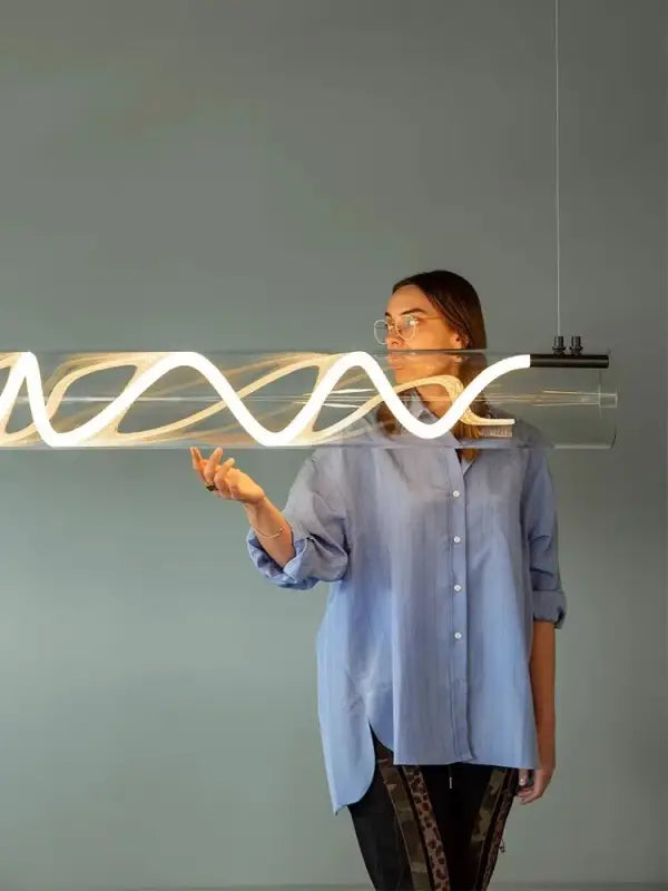 Suspension luminaire design tube en verre et LED torsadée

