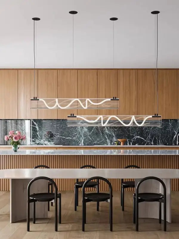 Suspension luminaire design tube en verre et LED torsadée

