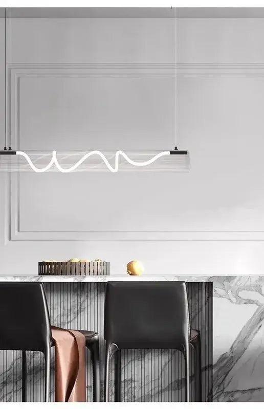 Suspension luminaire design tube en verre et LED torsadée

