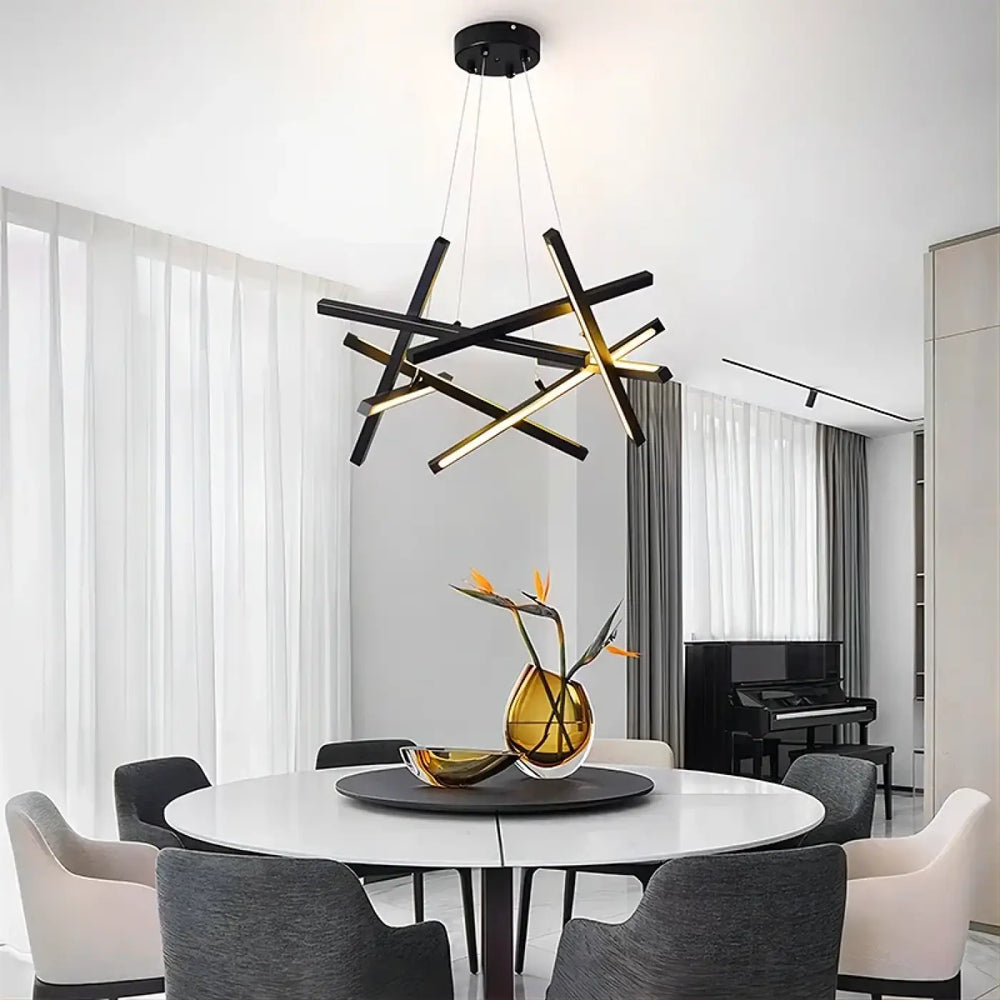 Suspension luminaire kados noir et or avec tiges géométriques entrelacées en métal pour éclairage blanc chaud ou blanc froid adaptés aux mètres carrés