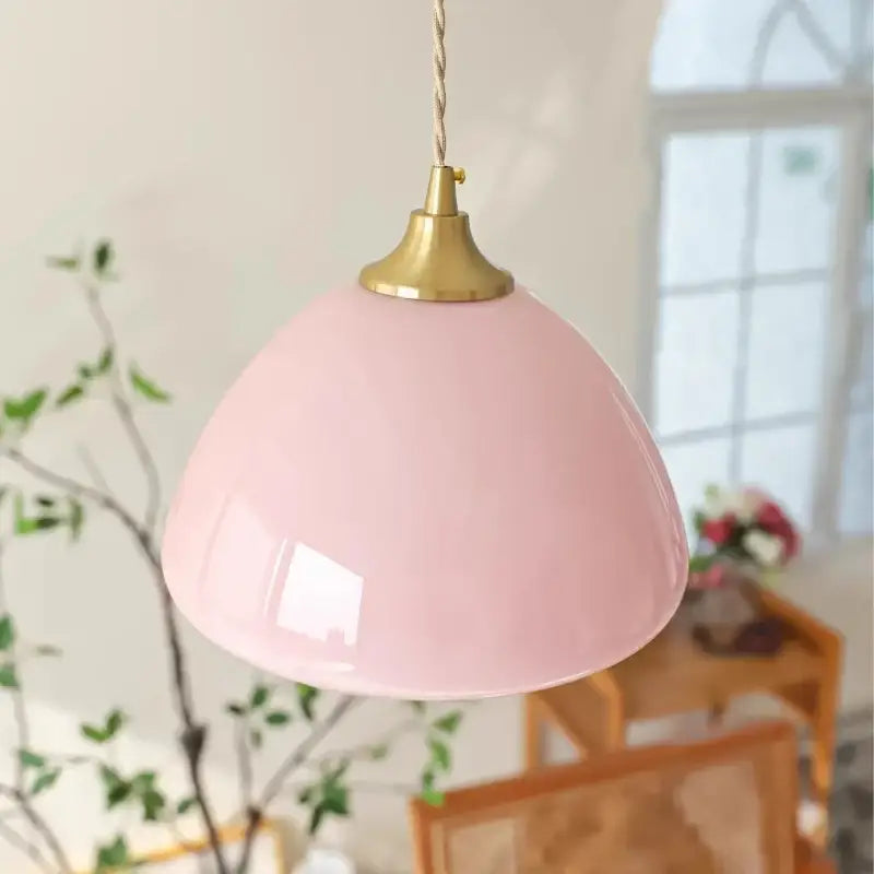 Suspension luminaire design en verre rose pastel et métal doré