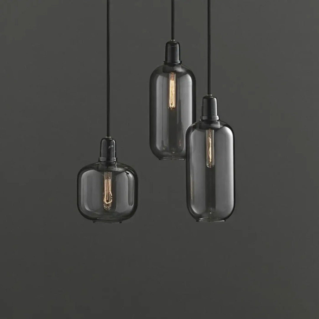 Suspension luminaire hyalis en verre teinté foncé avec formes arrondies et ampoules à filament apparentes
