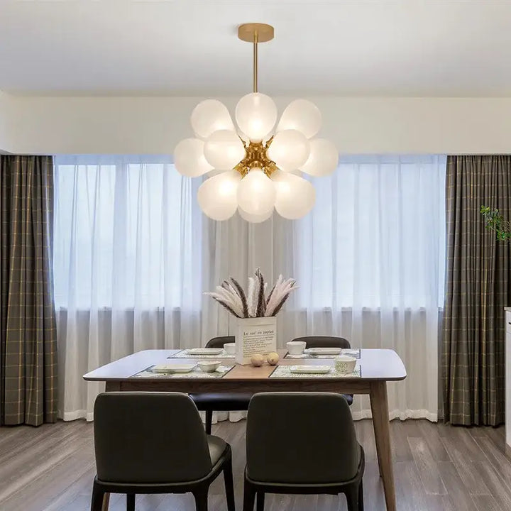 Suspension Luminaire Doré Avec Boules En Verre Soufflé Moderne