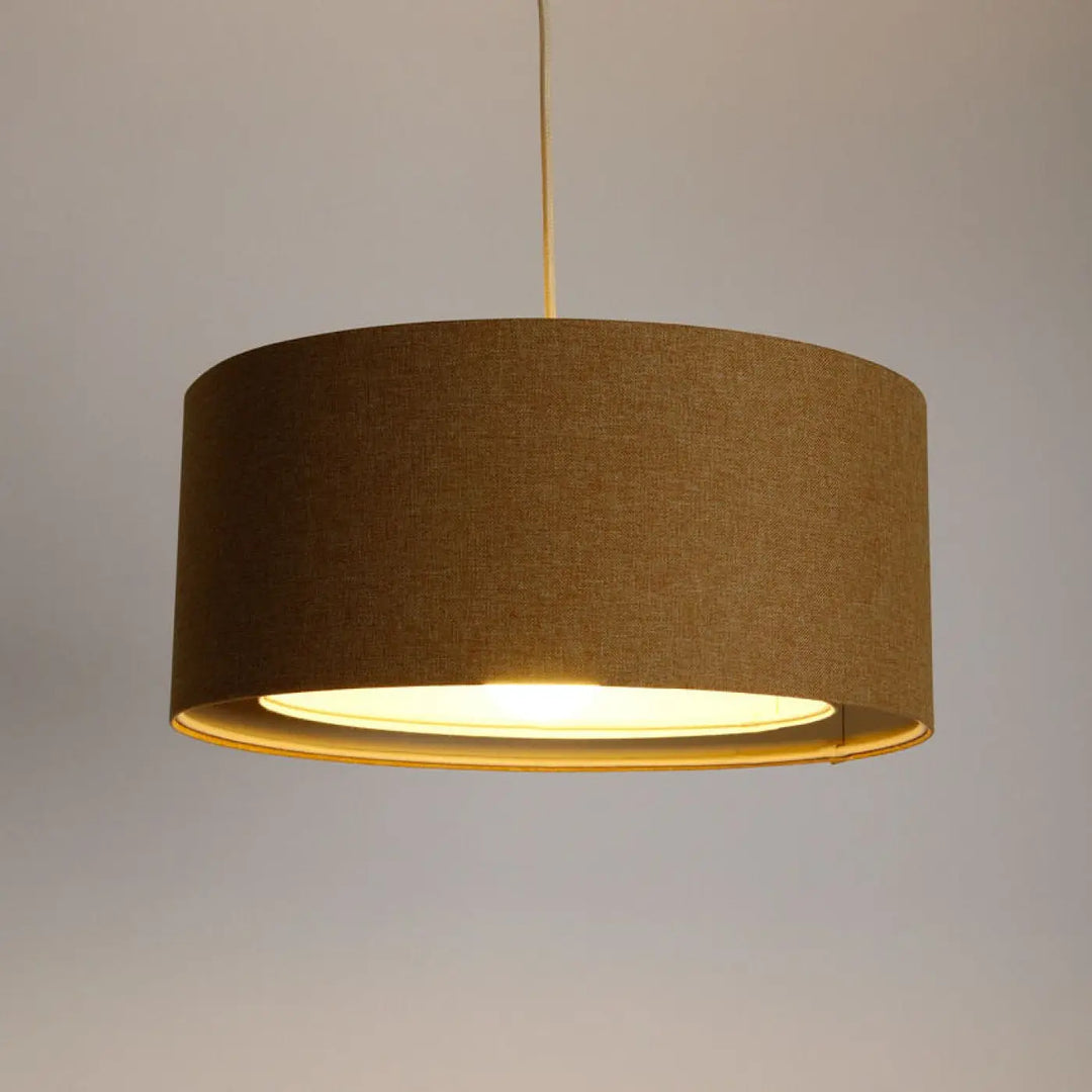 Suspension luminaire écru cylindrique avec abat-jour en tissu marron texturé et lumière chaude diffuse
