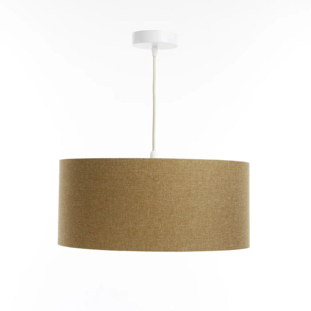 Suspension luminaire cylindrique en tissu écru avec support plafond blanc pour une ambiance bohème élégante