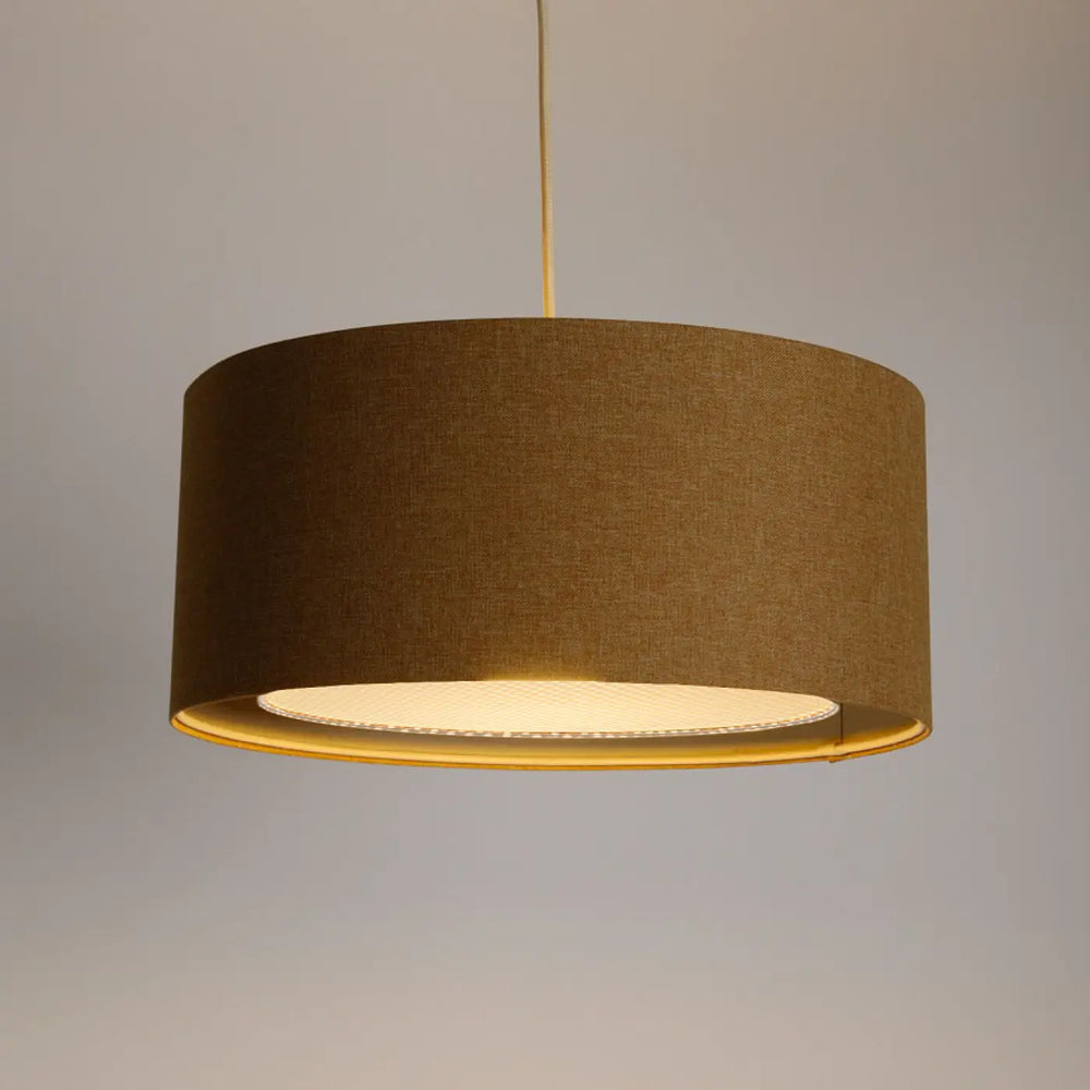 Suspension luminaire cylindrique chaud ton avec abat-jour en tissu brun texturé et anneau intérieur doré bohème chic écru