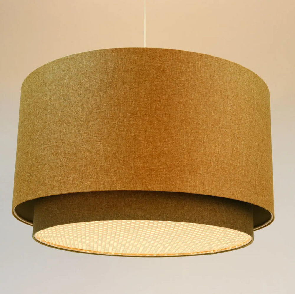 Suspension luminaire jaune moutarde avec diffuseur rotin en tissu texturé et anneau tressé gris vert et écru