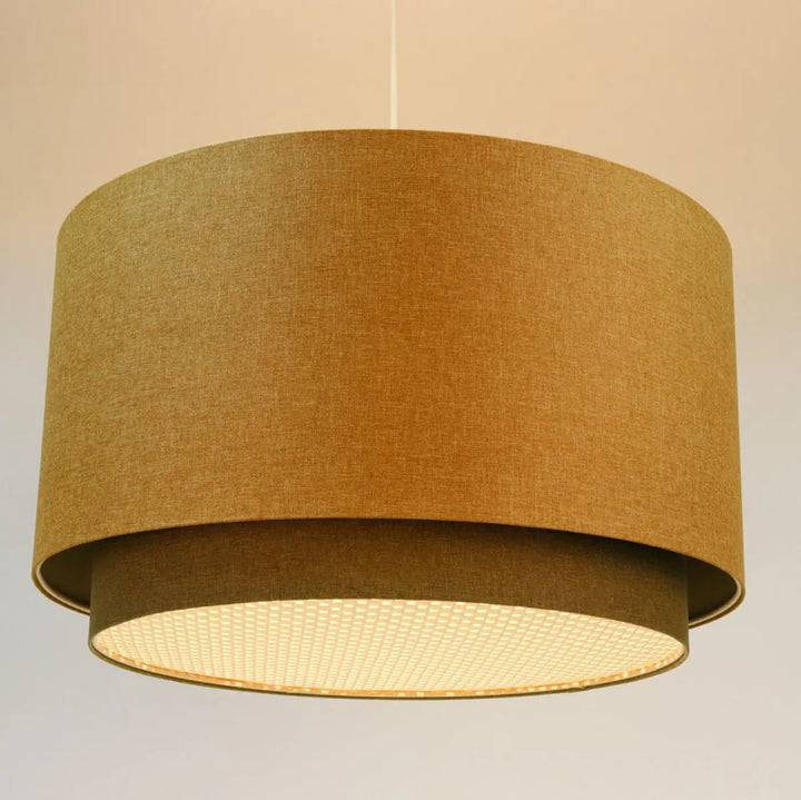 Suspension luminaire jaune moutarde avec diffuseur rotin en tissu texturé et anneau tressé gris vert et écru