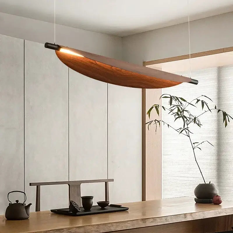 Suspension luminaire effet bois foncé au design original ovale


