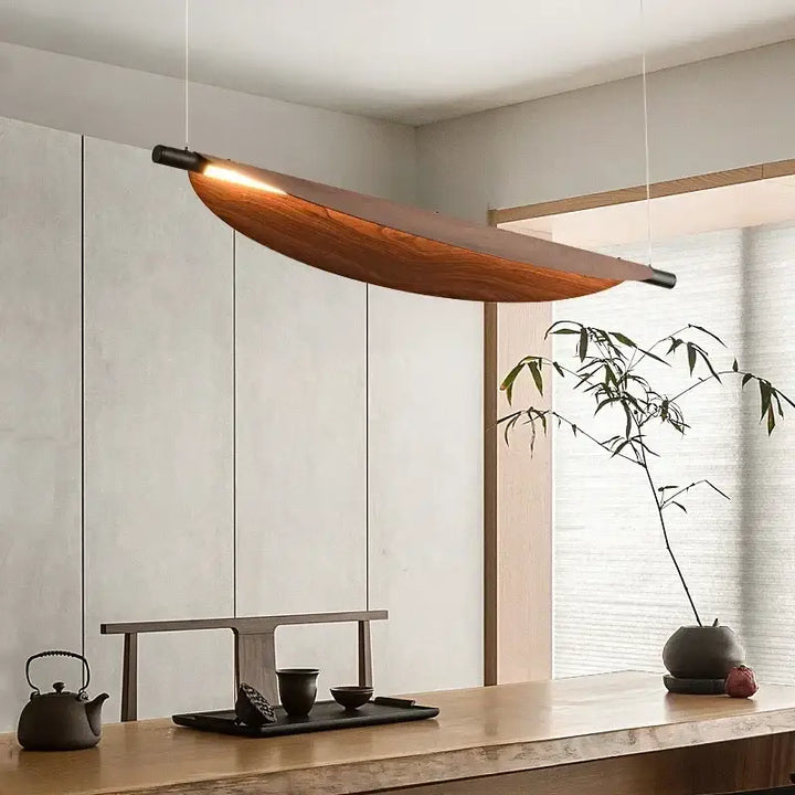 Suspension luminaire effet bois foncé au design original ovale

