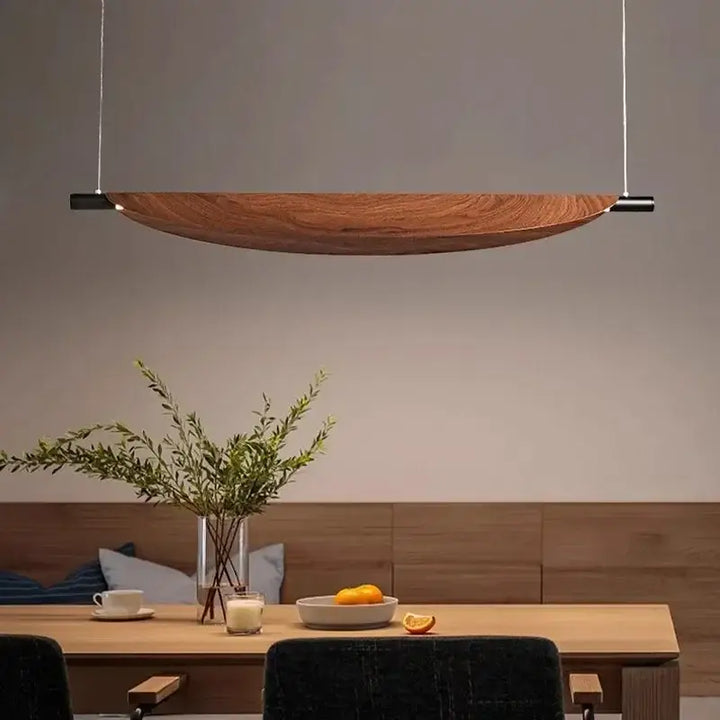 Suspension luminaire effet bois foncé au design original ovale

