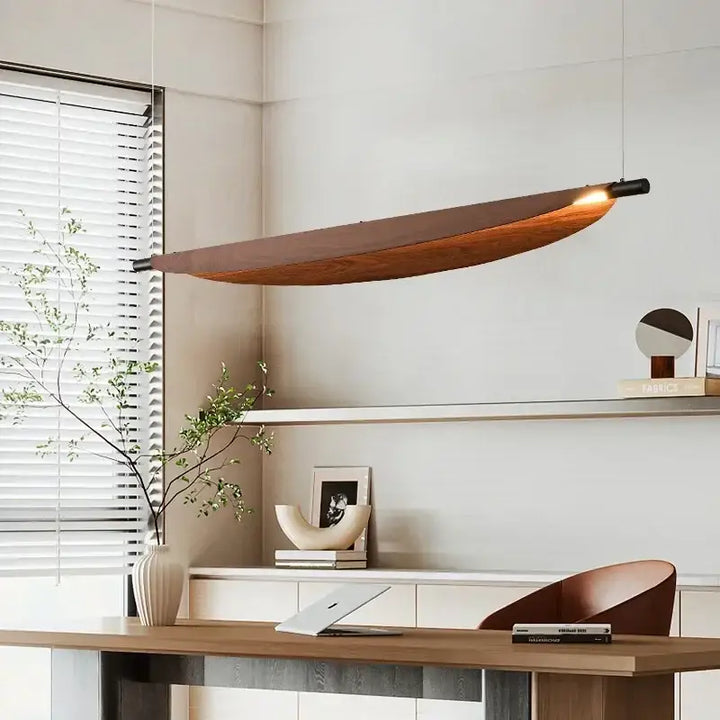 Suspension luminaire effet bois foncé au design original ovale

