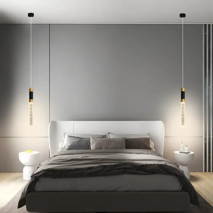 Suspension luminaire KAIRO avec effet bulles étincelantes, corps cristal clair et accents noirs et or diffusant une lumière chaude