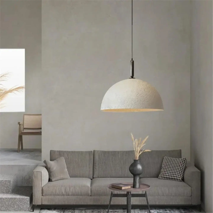 Suspension luminaire demi dôme finition texturée off-white avec tige de suspension en métal foncé