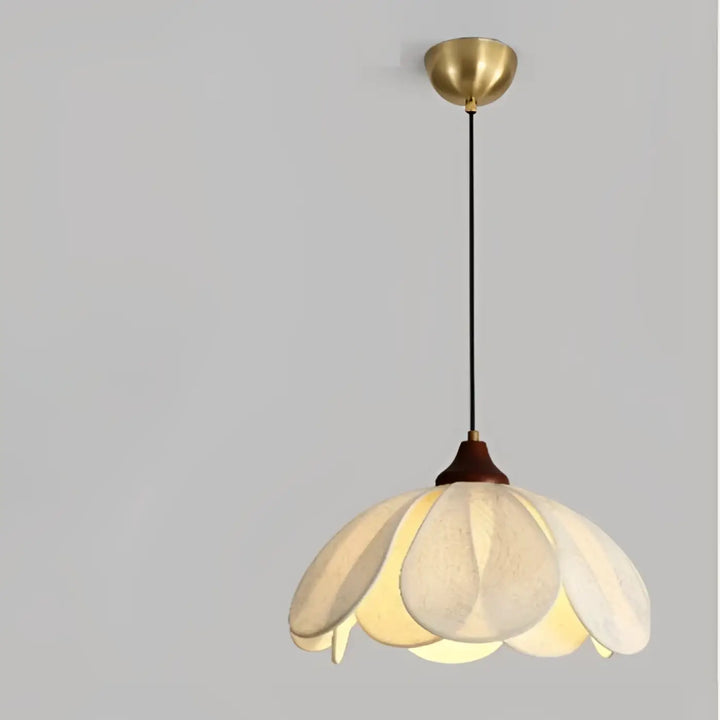 Suspension luminaire perak avec fleur en papier crème, détails dorés en laiton et accent bois foncé élégante