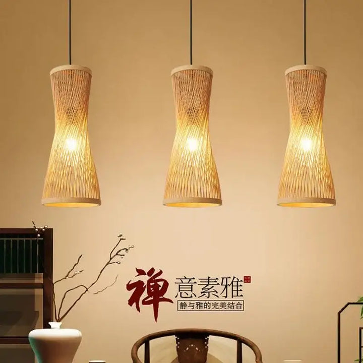 Suspension luminaire en bambou au forme élancée et ondulant

