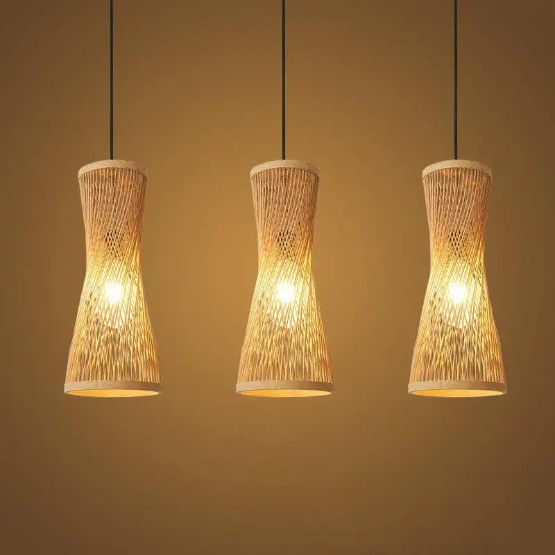Suspension luminaire en bambou au forme élancée et ondulant

