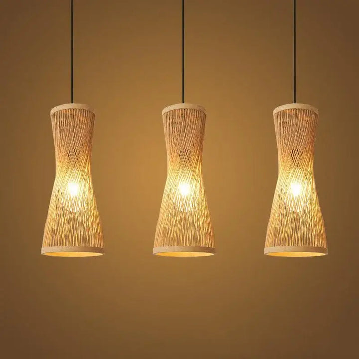 Suspension luminaire en bambou au forme élancée et ondulant

