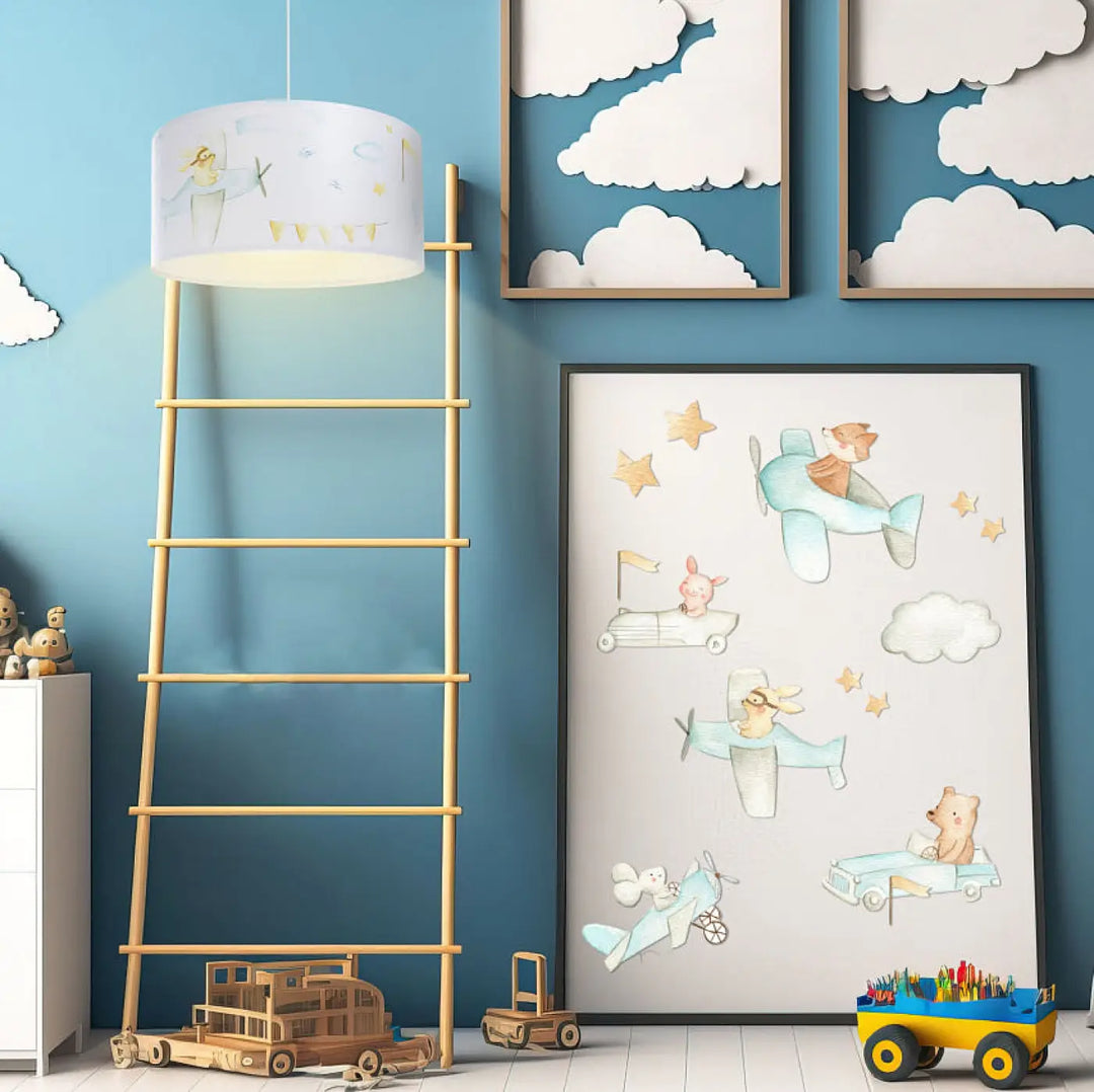 Suspension luminaire enfant blanche avec abat-jour cylindrique décor avion et nuage suspendu au-dessus d’une échelle en bois clair