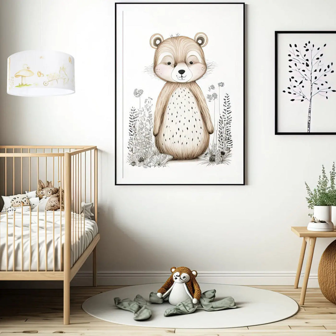 Illustration encadrée dun ours beige mignon avec motifs noirs sur ventre et oreilles pour suspension luminaire enfant blanc marron clair