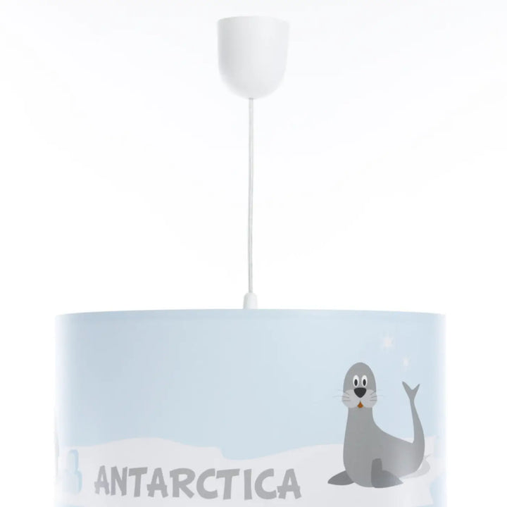 Suspension luminaire bleu clair avec illustration de phoque blanc et texte antarctica sur l’abat-jour cylindrique