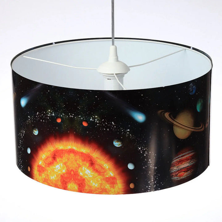 Suspension luminaire enfant avec abat-jour cylindrique multicolore thème galaxie noir featuring soleil planètes comètes et étoiles