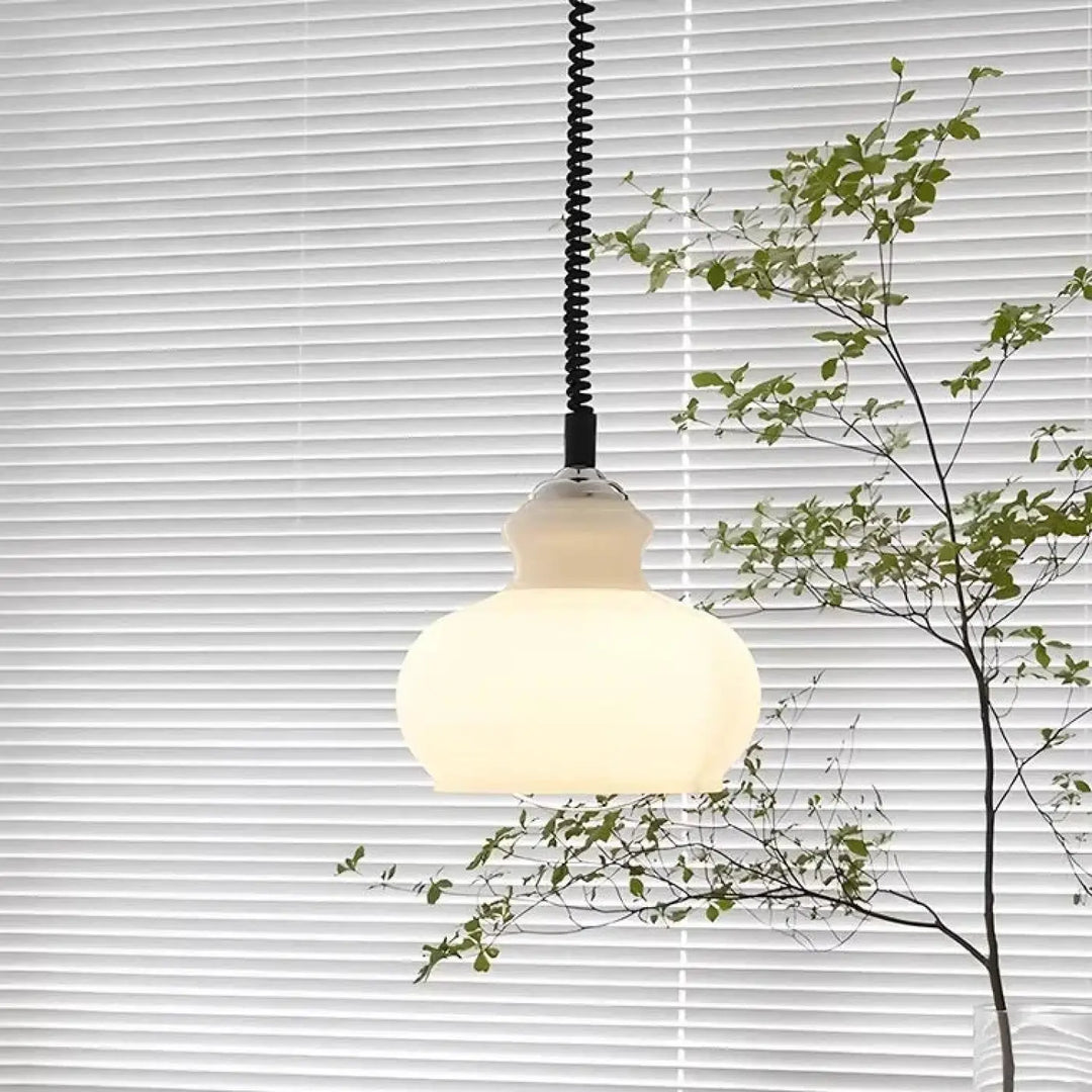 Suspension luminaire bauhaus en verre dépoli crème avec cordon noir en spirale et design rond épuré