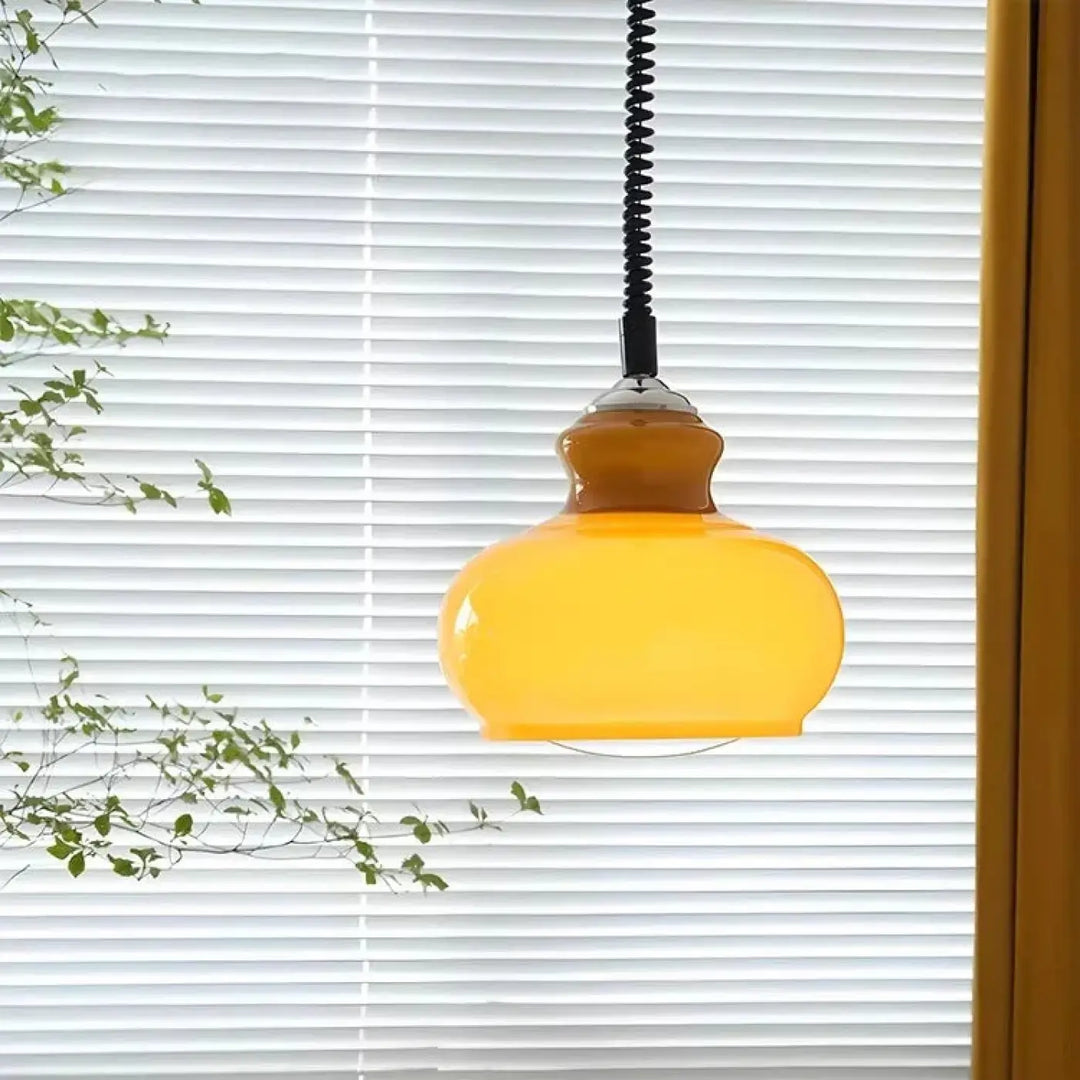 Suspension luminaire bauhaus avec abat-jour en verre ambré arrondi et cordon noir en spirale pour luminaire épurée