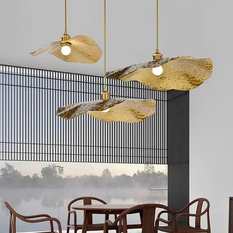 Suspension luminaire feuille de lotus doré en aluminium martelé

