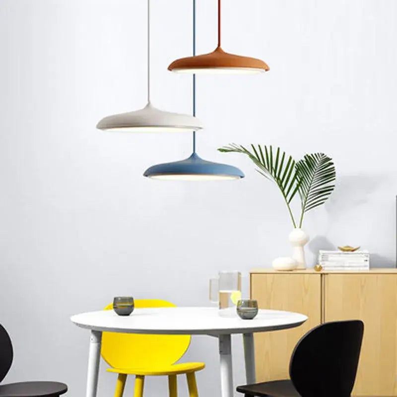 Suspension luminaire fine avec teinte colorée pour cuisine moderne

