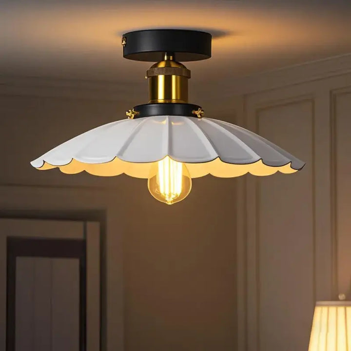 Suspension luminaire fleur sculptée en métal au design élégant