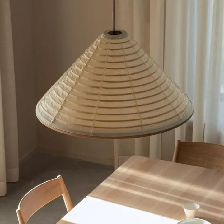 Suspension luminaire en forme de pyramide blanche design originale

