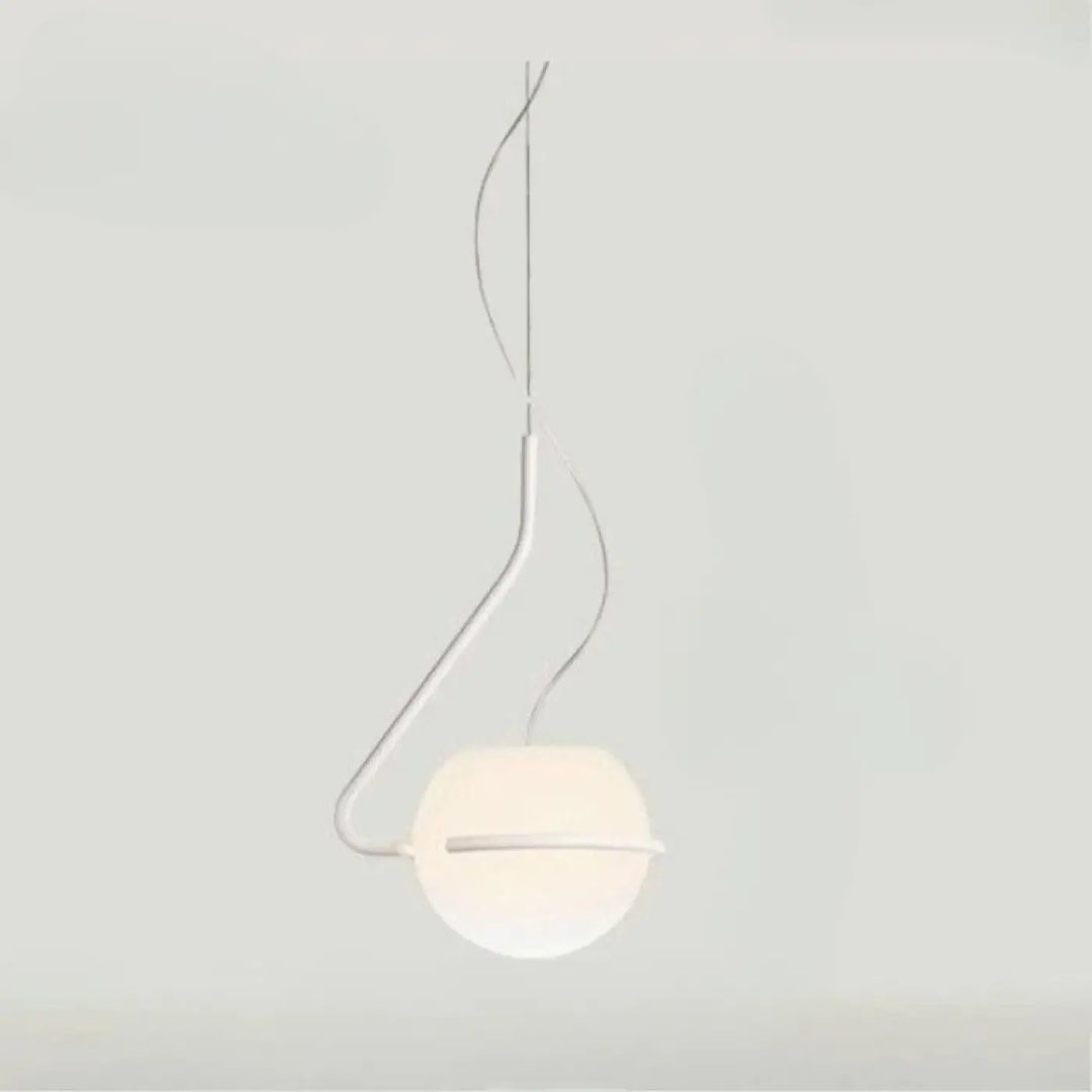 Suspension luminaire asim avec globe opalin sphérique et bras asymétrique en métal courbé minimaliste blanc