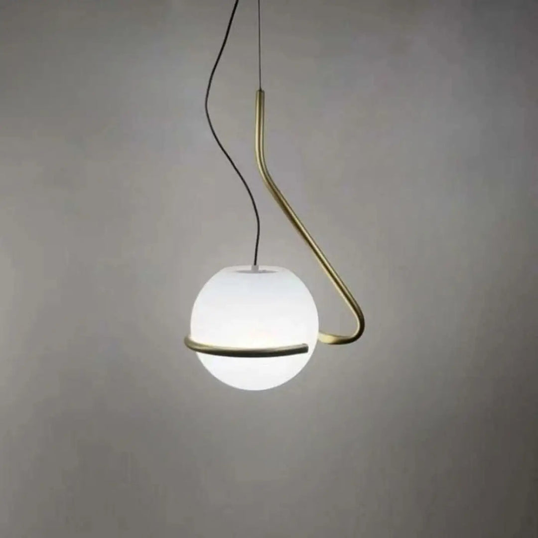 Suspension luminaire asim avec globe opalin sphérique et bras asymétrique en métal couleur laiton élégant