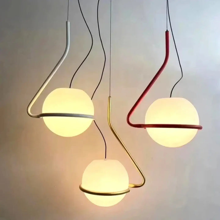 Suspension luminaire asim avec bras asymétrique en métal argent or rouge et globe opalin lumineux moderne