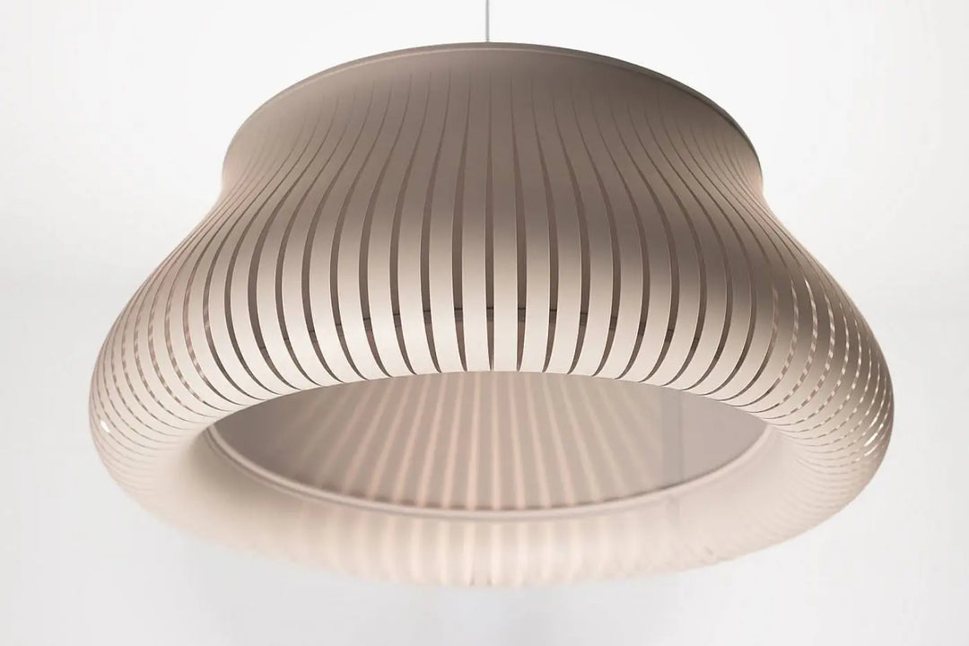 Suspension luminaire oblo gris beige avec design côtelé élégant et silhouette courbée pour une lumière moderne