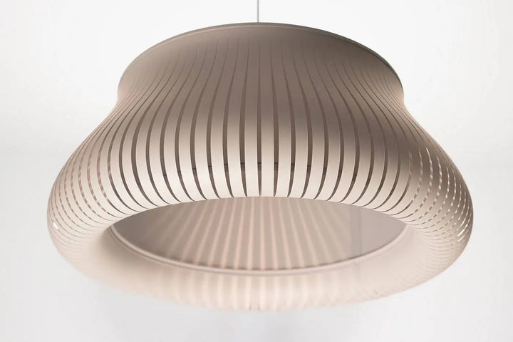 Suspension luminaire oblo gris beige avec design côtelé élégant et silhouette courbée pour une lumière moderne