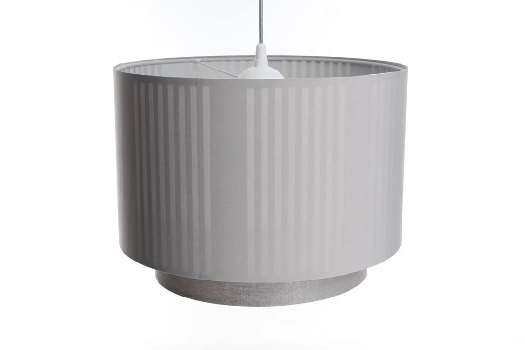 Suspension luminaire grise duo lami line avec abat-jour plissé en forme de tambour et suspension blanche