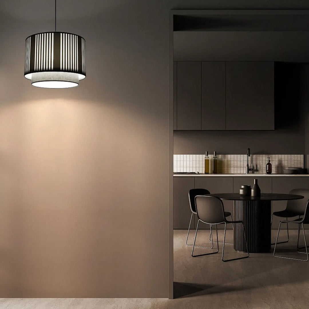 Suspension luminaire grise duo lami line avec abat-jour noir à lattes verticales et socle circulaire blanc