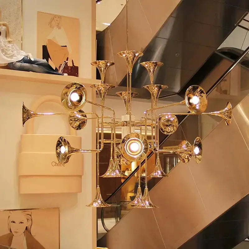 Suspension luminaire haut de gamme en trompettes dorées

