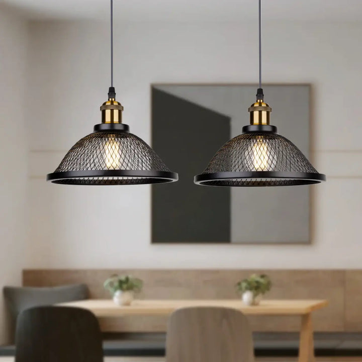Suspension luminaire meshka en métal noir avec design en maille tissée et accents en laiton élégant et moderne