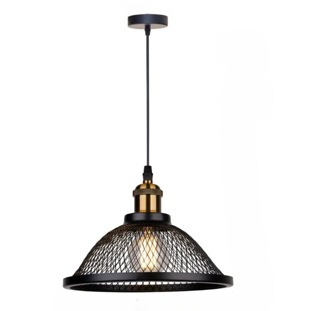 Suspension luminaire meshka en métal noir avec abat-jour en maille tissée et accents en laiton